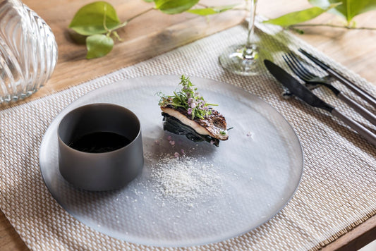 ARASで、食卓に涼やかさと立体感を。岡川“ぽんた”透さんの創作料理と器のセッション。新カラー「スモーク」シリーズと「ななめ小鉢」で彩る日常の食体験。【前編】