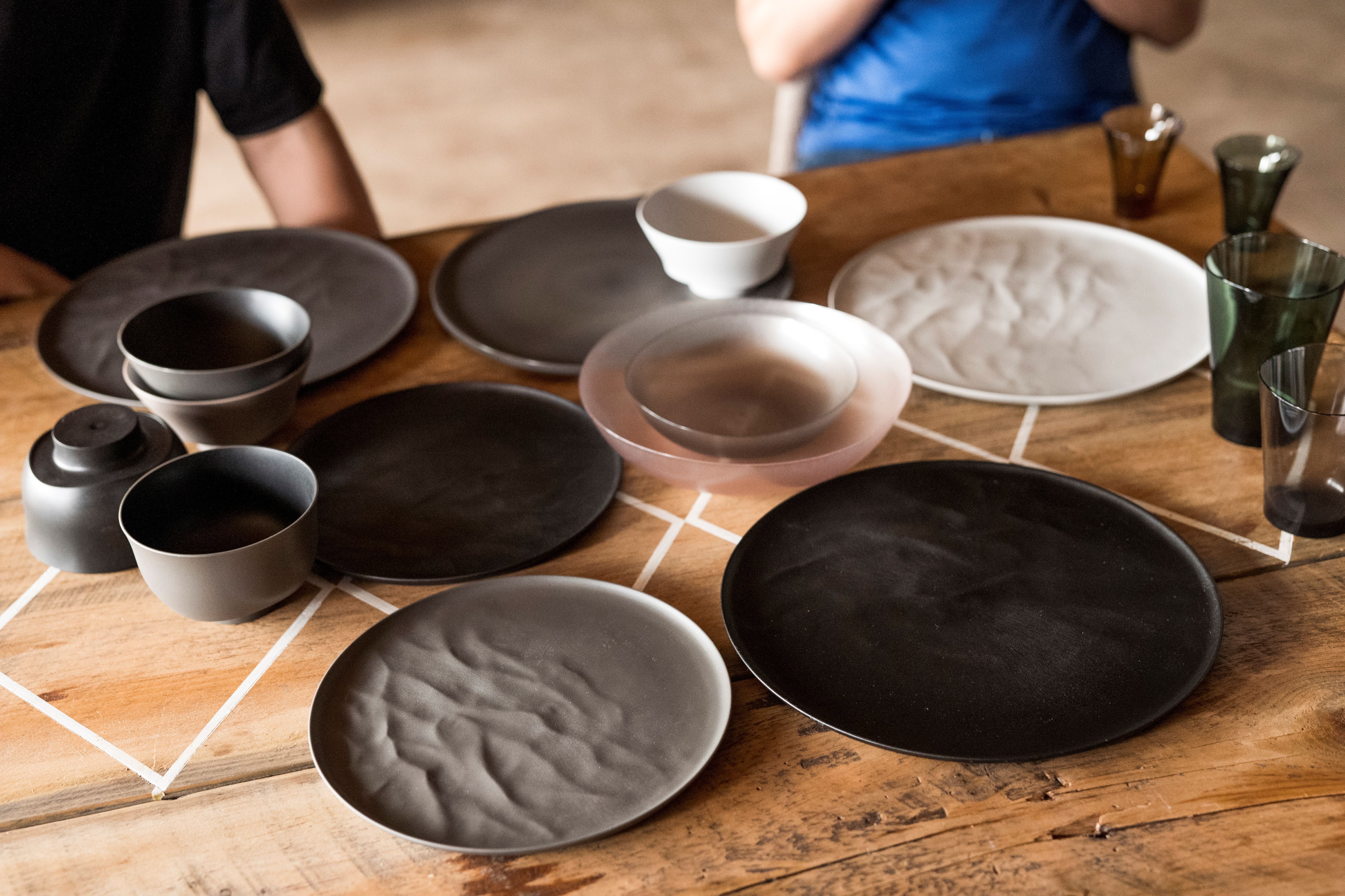 約二年の開発期間を経て、誕生した ARAS の開発の裏側。 石川樹脂工業と secca が目指した「食器の新たなカタチ」とは。