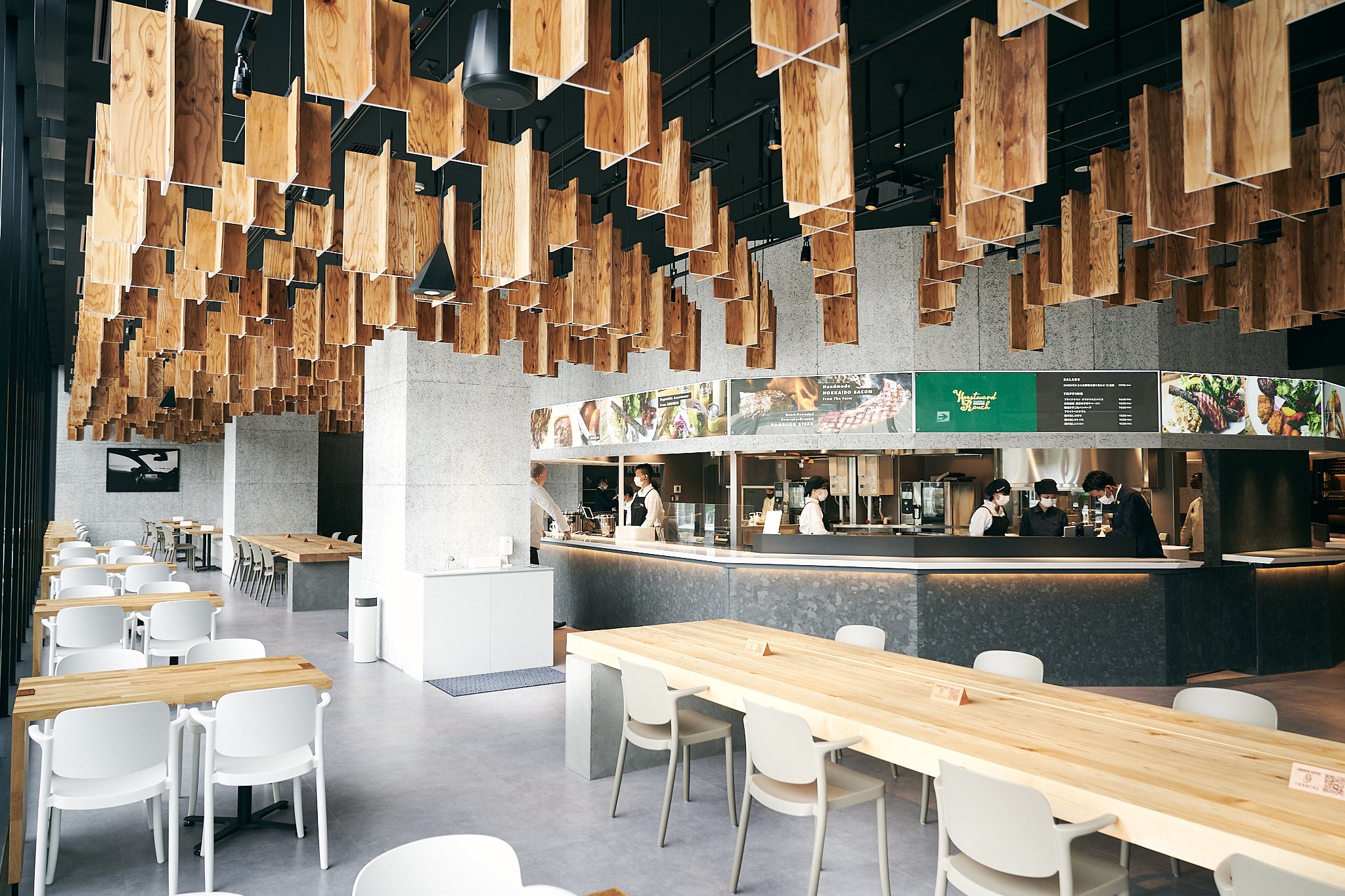 最高峰レストランのクオリティを、カジュアルに体験。FOODCLUBがもてなす、ARASのある豊かな「食」の空間。マネージャーの高鍬未翔さんとシェフの原口賢ニさんが語るカトラリーと器の魅力。