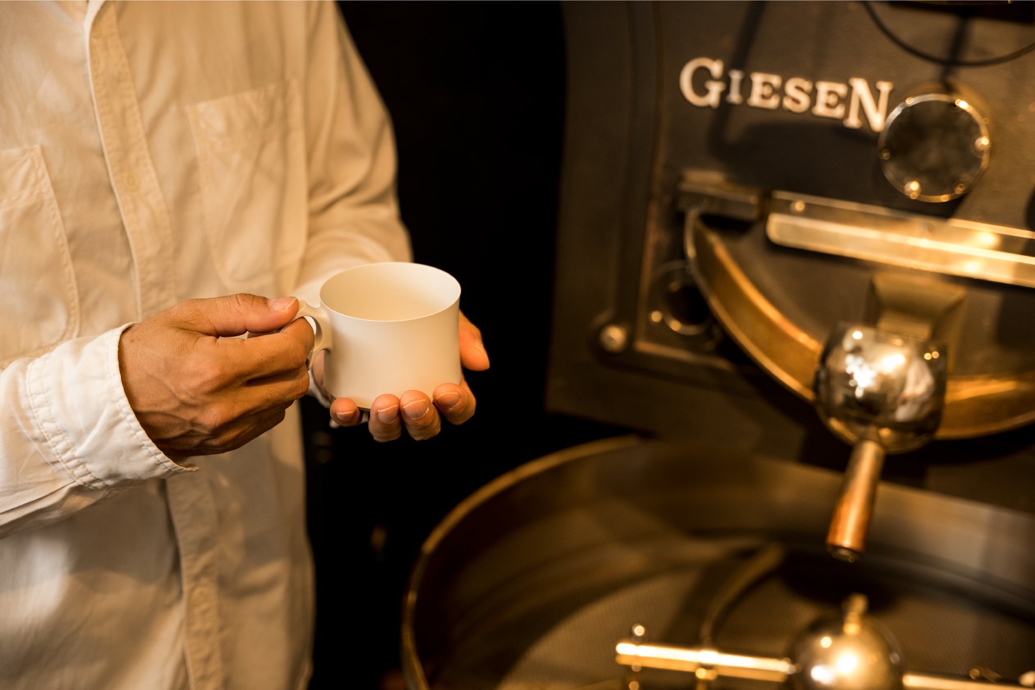 ARASマグカップに湯気立つCAFE FACONのコーヒー。岡内賢治さんが香りと味で、気分と時間を演出する。日常に溶け込んだ「心遣い」とは。【後編】