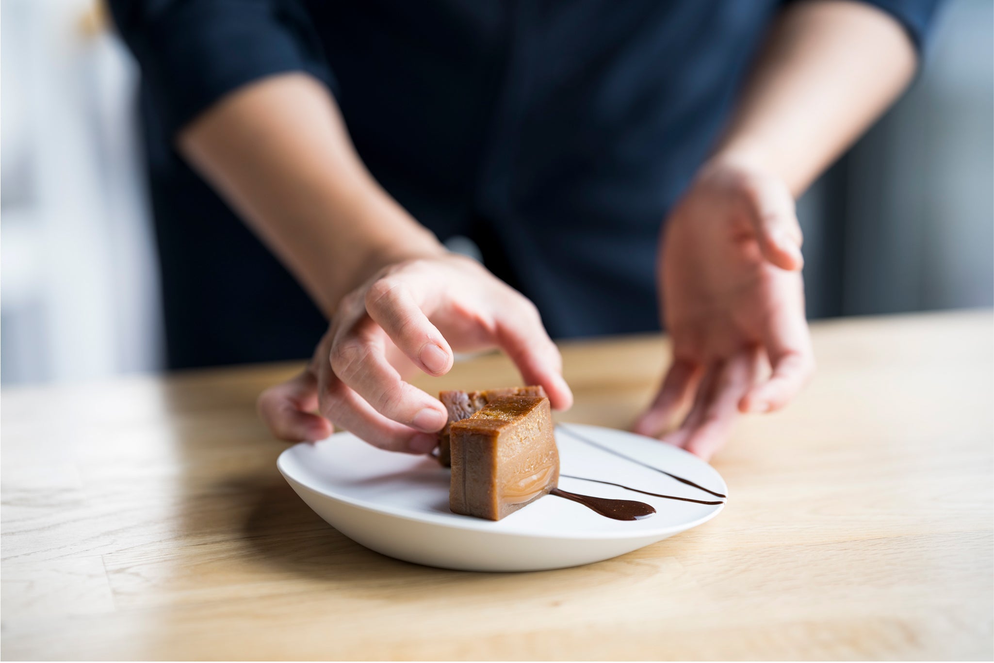 デザートで華やぐARAS小皿スロープ。Restaurant L’aubeシェフパティシエの平瀬祥子さんによるファッショナブルな盛り付け。自分の「好き」は、気分を高めてくれる魔法。【前編】