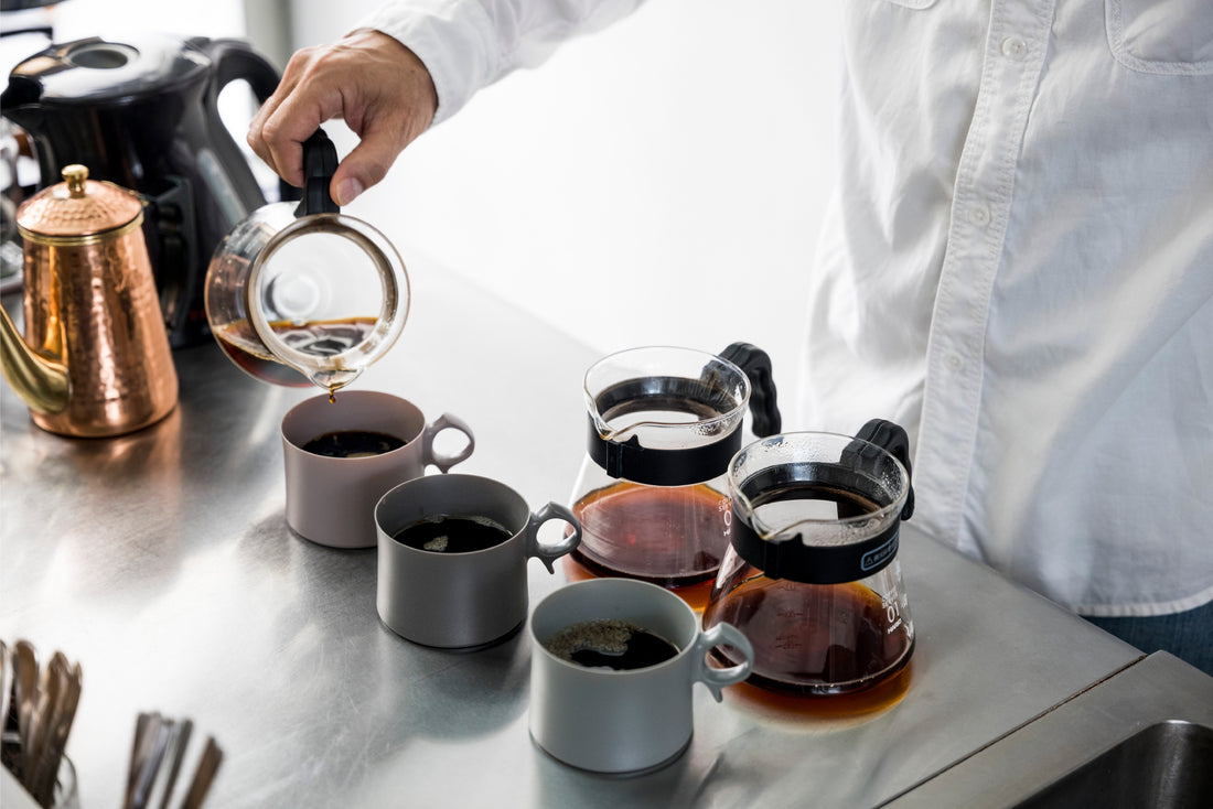 ARASマグカップに湯気立つCAFE FACON(カフェファソン)のコーヒー。岡内賢治さんが香りと味で、気分と時間を演出する。日常に溶け込んだ「心遣い」とは。【前編】