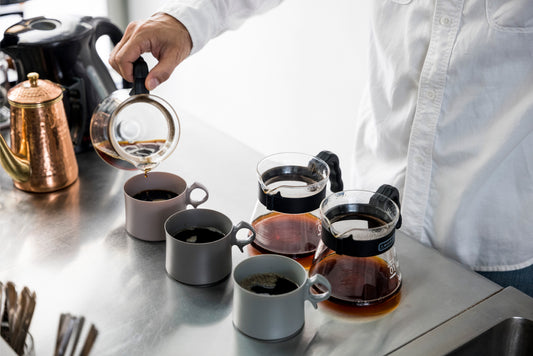 ARASマグカップに湯気立つCAFE FACON(カフェファソン)のコーヒー。岡内賢治さんが香りと味で、気分と時間を演出する。日常に溶け込んだ「心遣い」とは。【前編】