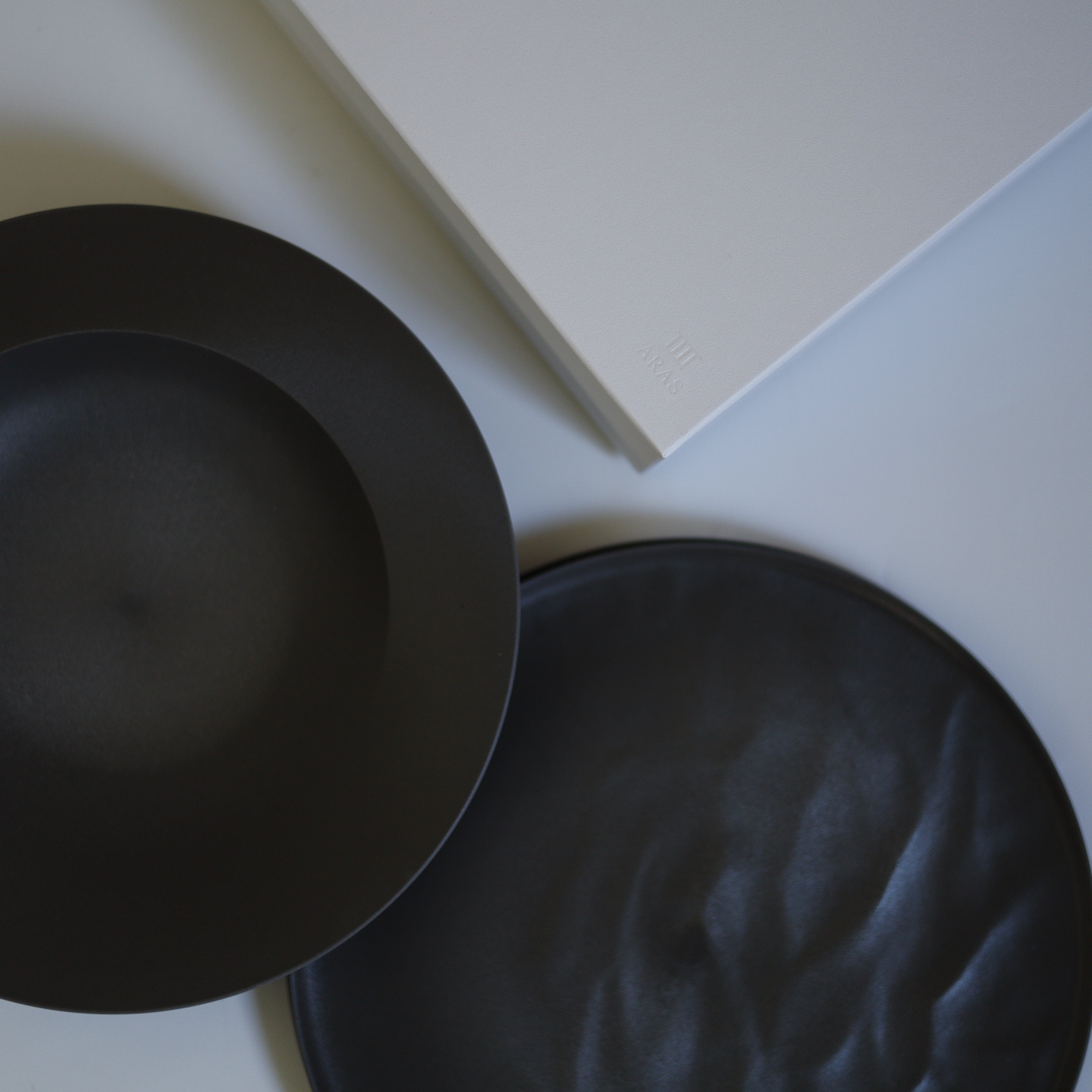 ＜公式HP限定＞深皿スクープ・大皿ウェーブ各2セット + 白色ギフトボックス付き